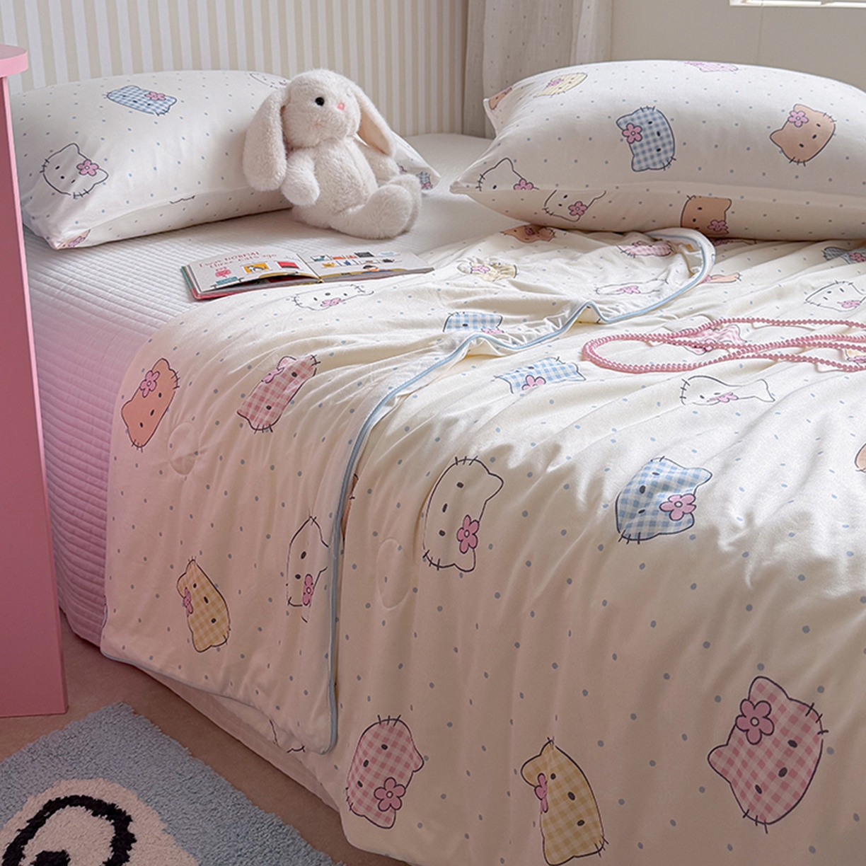 91家纺网 家纺一手货源 找家纺 桃子家居 2026新款A类卡通小清新奶乎乎高品质牛奶丝软糯针织棉嵌绳工艺夏被系列 针织嵌绳-彩塘猫咪