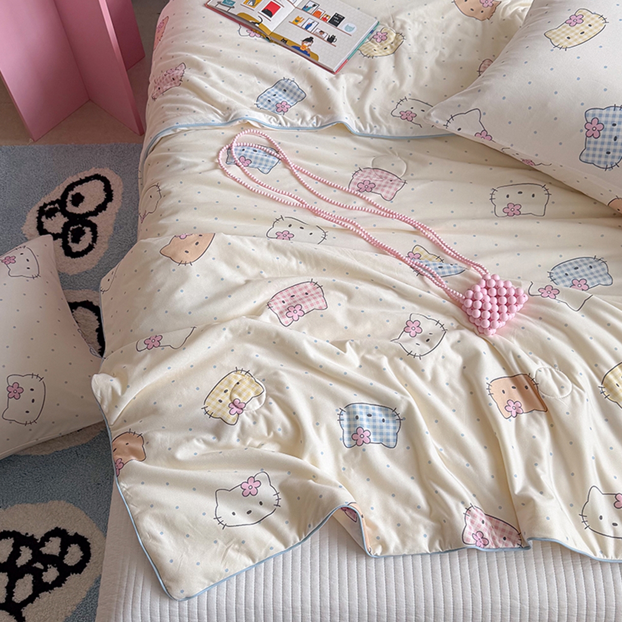 91家纺网 家纺一手货源 找家纺 桃子家居 2026新款A类卡通小清新奶乎乎高品质牛奶丝软糯针织棉嵌绳工艺夏被系列 针织嵌绳-彩塘猫咪