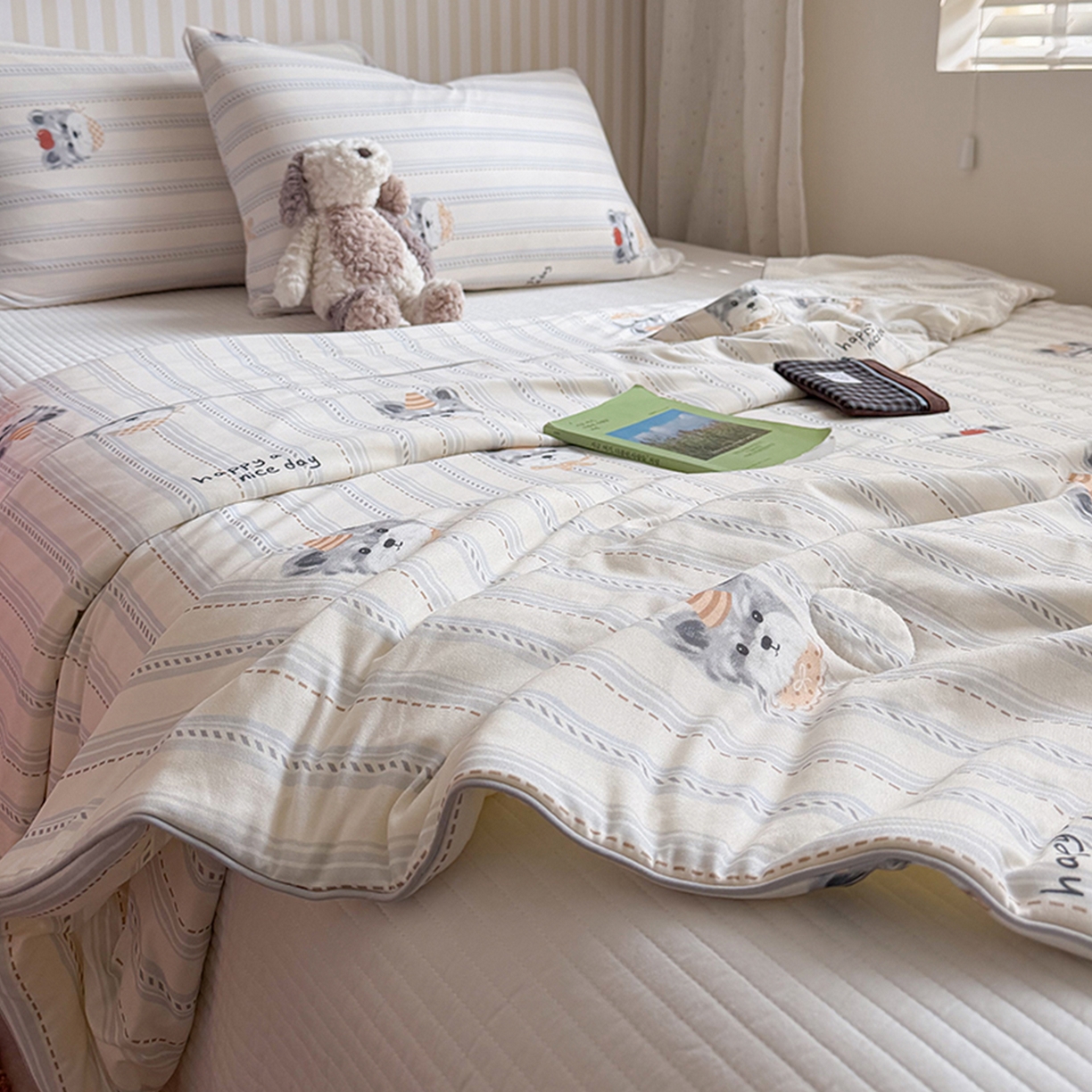 91家纺网 家纺一手货源 找家纺 桃子家居 2026新款A类卡通小清新奶乎乎高品质牛奶丝软糯针织棉嵌绳工艺夏被系列 针织嵌绳-乖乖狗