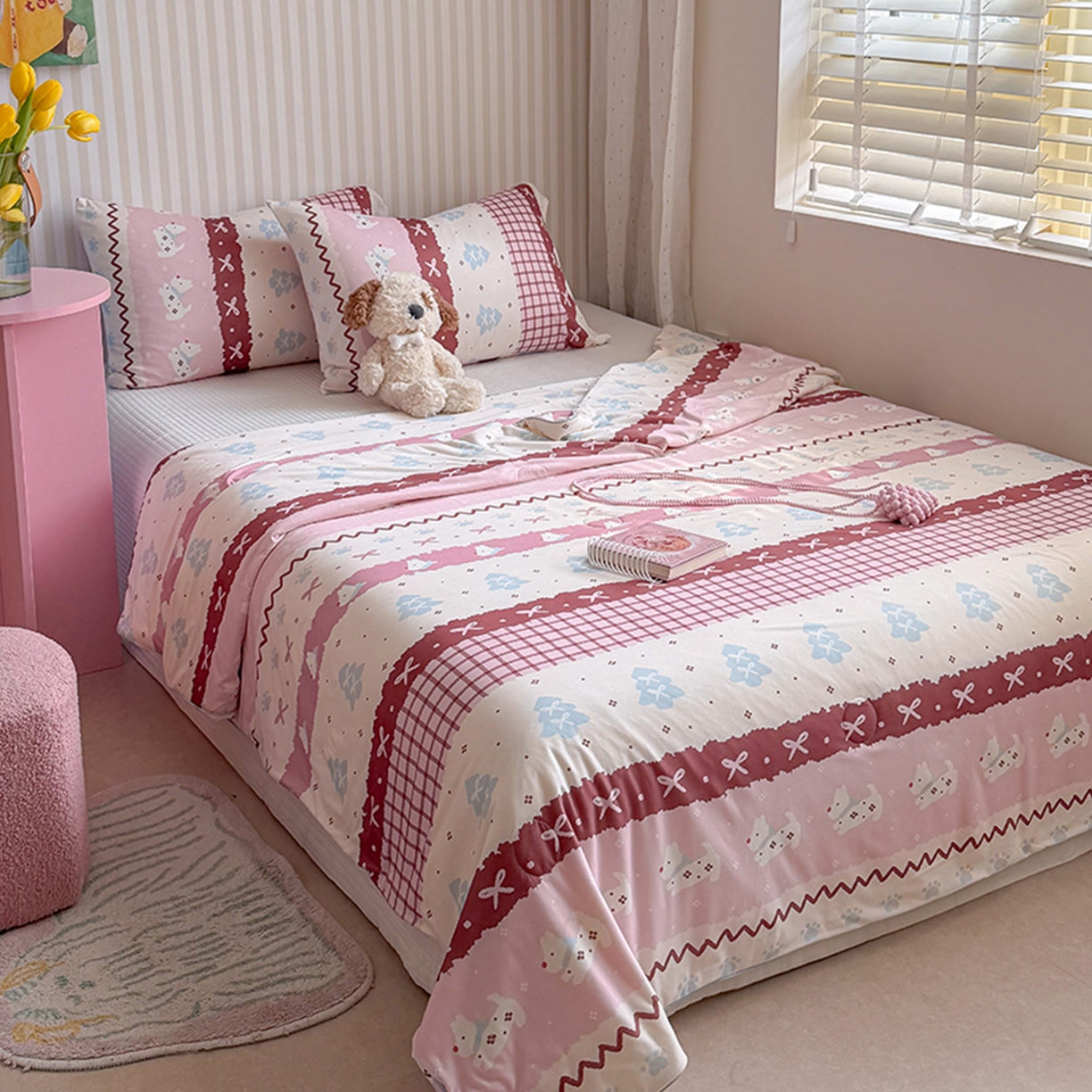 91家纺网 家纺一手货源 找家纺 桃子家居 2026新款A类卡通小清新奶乎乎高品质牛奶丝软糯针织棉嵌绳工艺夏被系列 针织嵌绳-莓果狗