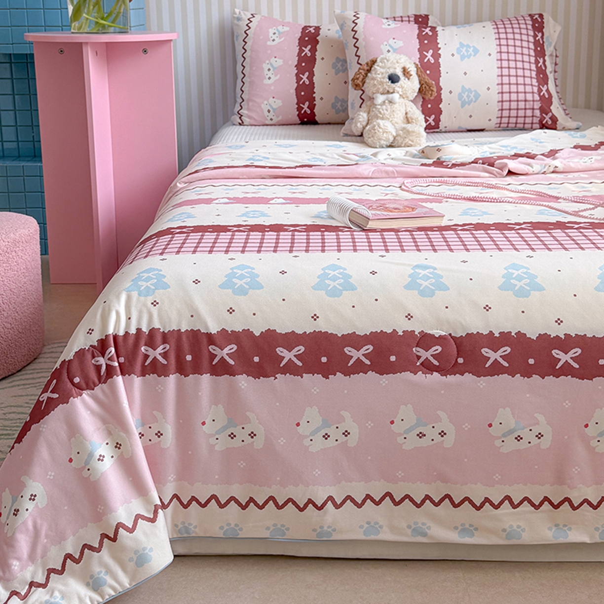 91家纺网 家纺一手货源 找家纺 桃子家居 2026新款A类卡通小清新奶乎乎高品质牛奶丝软糯针织棉嵌绳工艺夏被系列 针织嵌绳-莓果狗