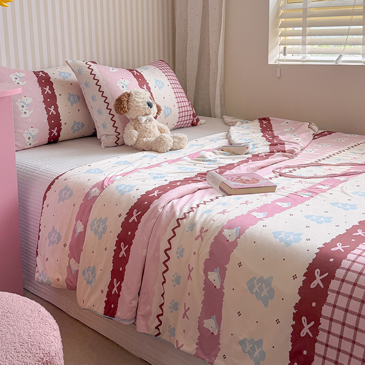 91家纺网 家纺一手货源 找家纺 桃子家居 2026新款A类卡通小清新奶乎乎高品质牛奶丝软糯针织棉嵌绳工艺夏被系列 针织嵌绳-莓果狗