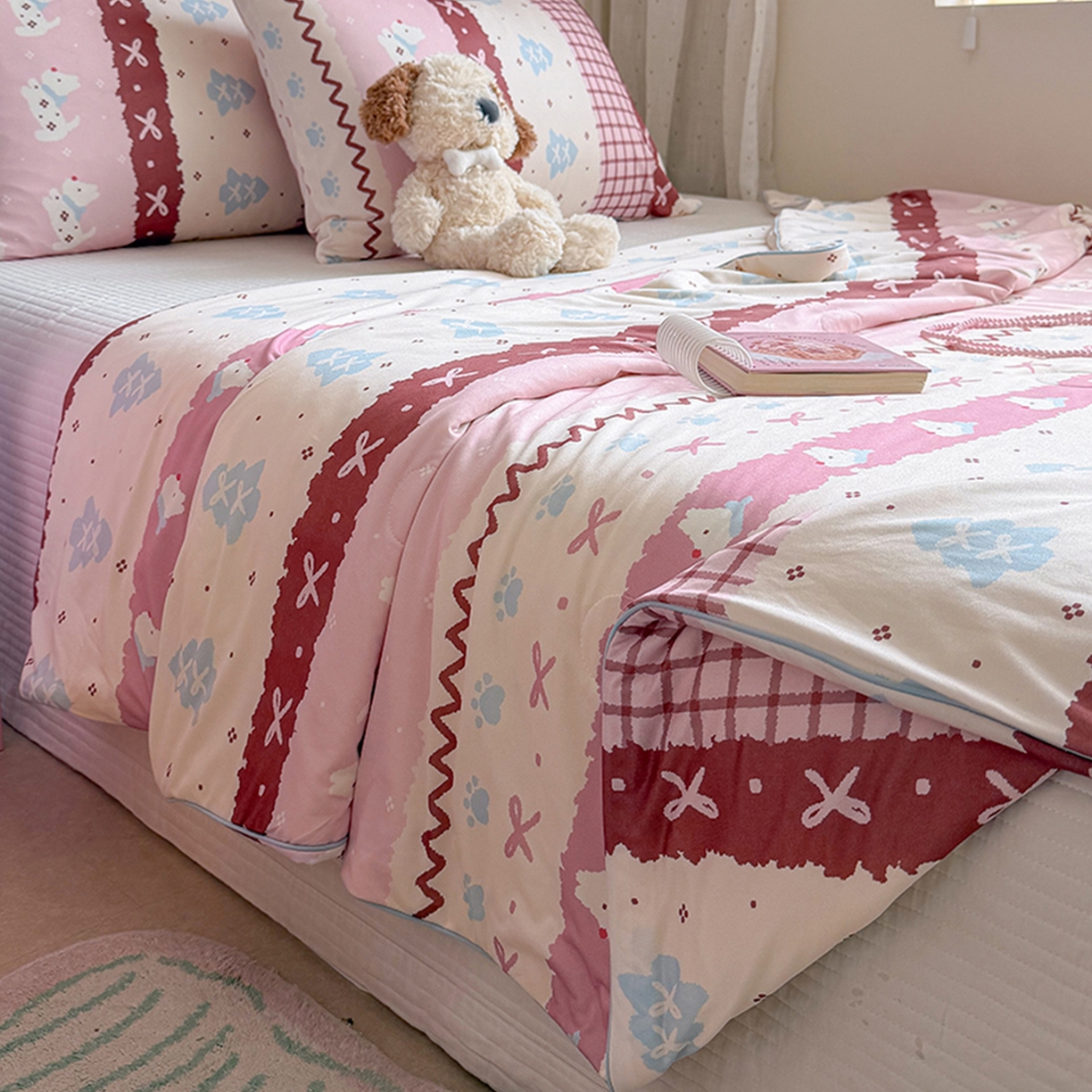 91家纺网 家纺一手货源 找家纺 桃子家居 2026新款A类卡通小清新奶乎乎高品质牛奶丝软糯针织棉嵌绳工艺夏被系列 针织嵌绳-莓果狗