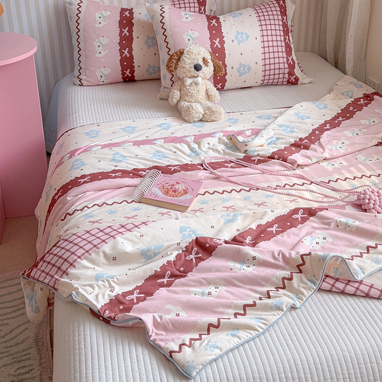 91家纺网 家纺一手货源 找家纺 桃子家居 2026新款A类卡通小清新奶乎乎高品质牛奶丝软糯针织棉嵌绳工艺夏被系列 针织嵌绳-莓果狗