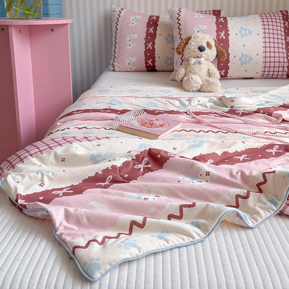 91家纺网 家纺一手货源 找家纺 桃子家居 2026新款A类卡通小清新奶乎乎高品质牛奶丝软糯针织棉嵌绳工艺夏被系列 针织嵌绳-莓果狗