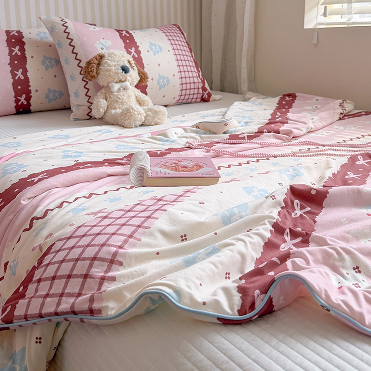 91家纺网 家纺一手货源 找家纺 桃子家居 2026新款A类卡通小清新奶乎乎高品质牛奶丝软糯针织棉嵌绳工艺夏被系列 针织嵌绳-莓果狗