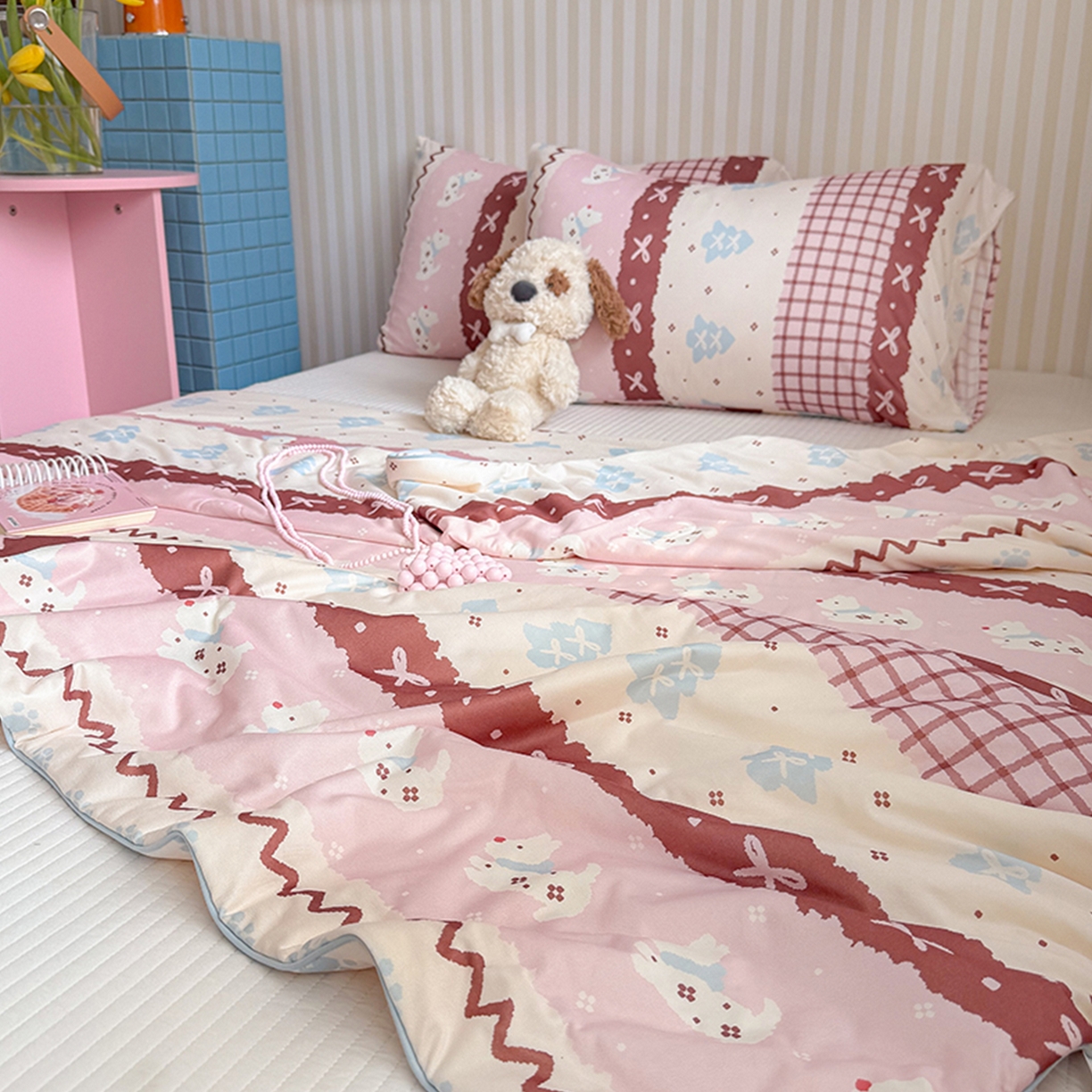 91家纺网 家纺一手货源 找家纺 桃子家居 2026新款A类卡通小清新奶乎乎高品质牛奶丝软糯针织棉嵌绳工艺夏被系列 针织嵌绳-莓果狗