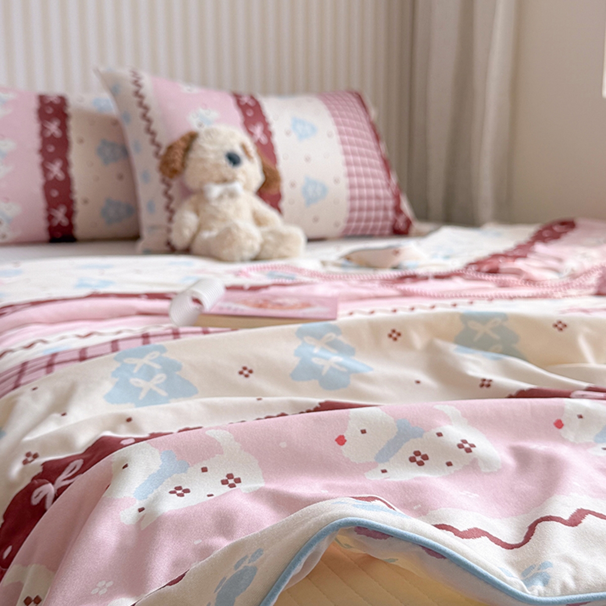 91家纺网 家纺一手货源 找家纺 桃子家居 2026新款A类卡通小清新奶乎乎高品质牛奶丝软糯针织棉嵌绳工艺夏被系列 针织嵌绳-莓果狗