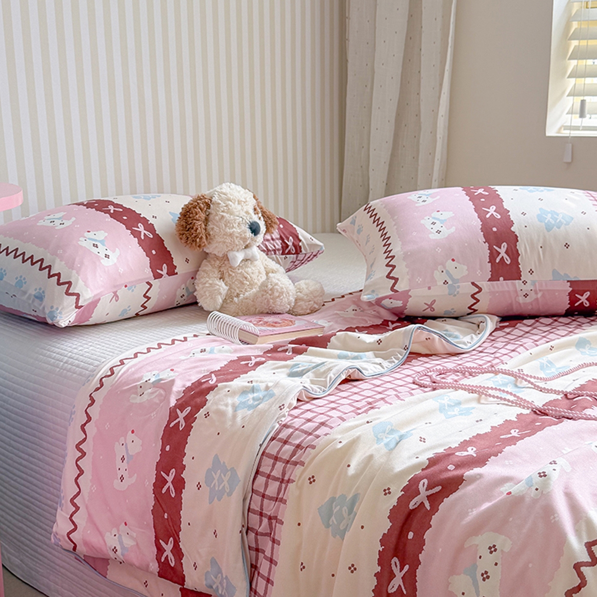 91家纺网 家纺一手货源 找家纺 桃子家居 2026新款A类卡通小清新奶乎乎高品质牛奶丝软糯针织棉嵌绳工艺夏被系列 针织嵌绳-莓果狗