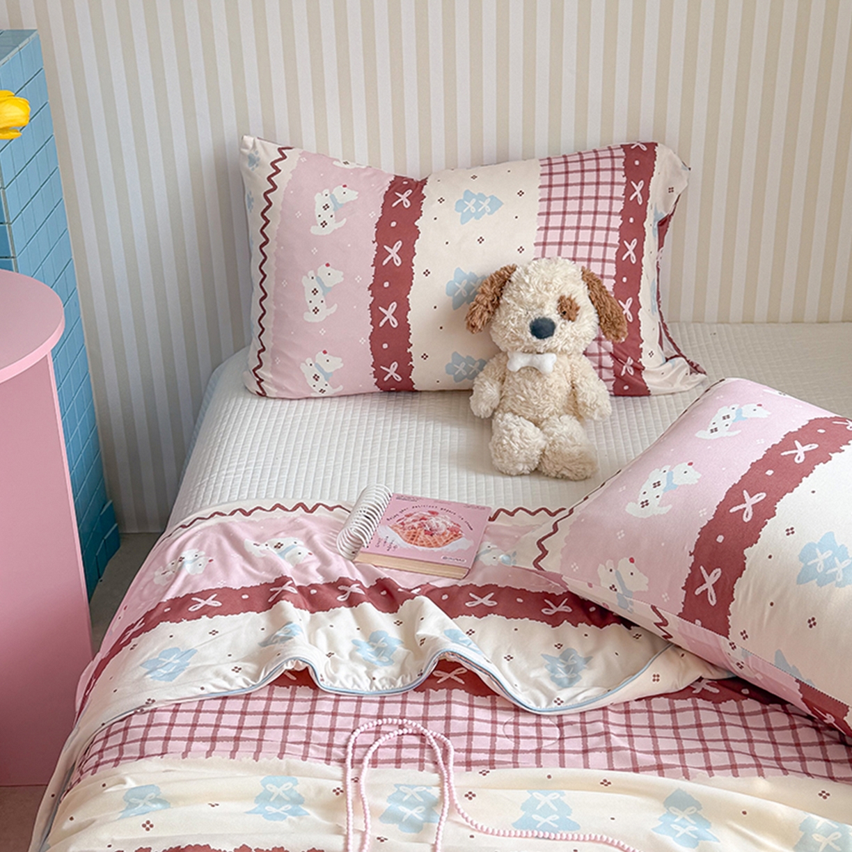 91家纺网 家纺一手货源 找家纺 桃子家居 2026新款A类卡通小清新奶乎乎高品质牛奶丝软糯针织棉嵌绳工艺夏被系列 针织嵌绳-莓果狗