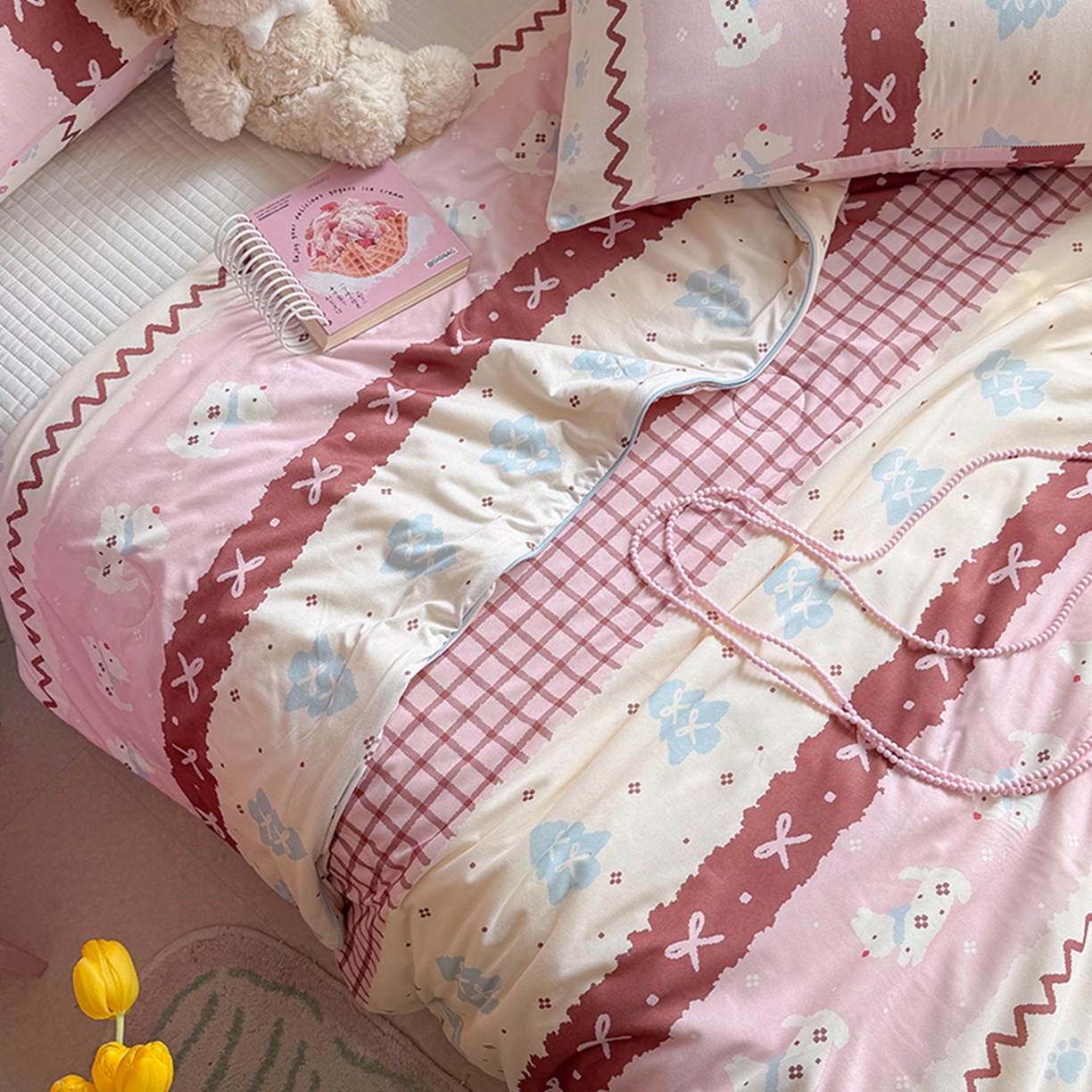 91家纺网 家纺一手货源 找家纺 桃子家居 2026新款A类卡通小清新奶乎乎高品质牛奶丝软糯针织棉嵌绳工艺夏被系列 针织嵌绳-莓果狗