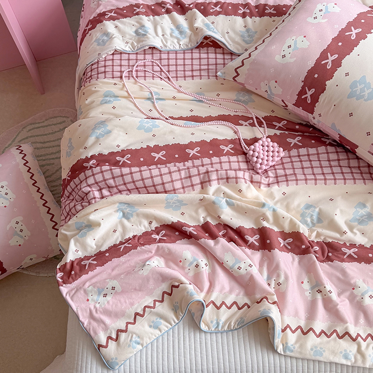 91家纺网 家纺一手货源 找家纺 桃子家居 2026新款A类卡通小清新奶乎乎高品质牛奶丝软糯针织棉嵌绳工艺夏被系列 针织嵌绳-莓果狗