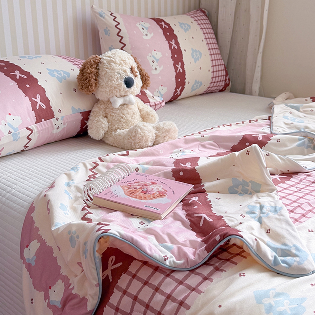 91家纺网 家纺一手货源 找家纺 桃子家居 2026新款A类卡通小清新奶乎乎高品质牛奶丝软糯针织棉嵌绳工艺夏被系列 针织嵌绳-莓果狗