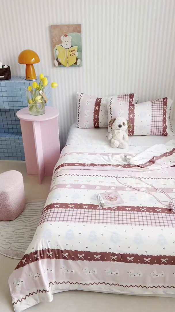 91家纺网 家纺一手货源 找家纺 桃子家居 2026新款A类卡通小清新奶乎乎高品质牛奶丝软糯针织棉嵌绳工艺夏被系列 针织嵌绳-莓果狗