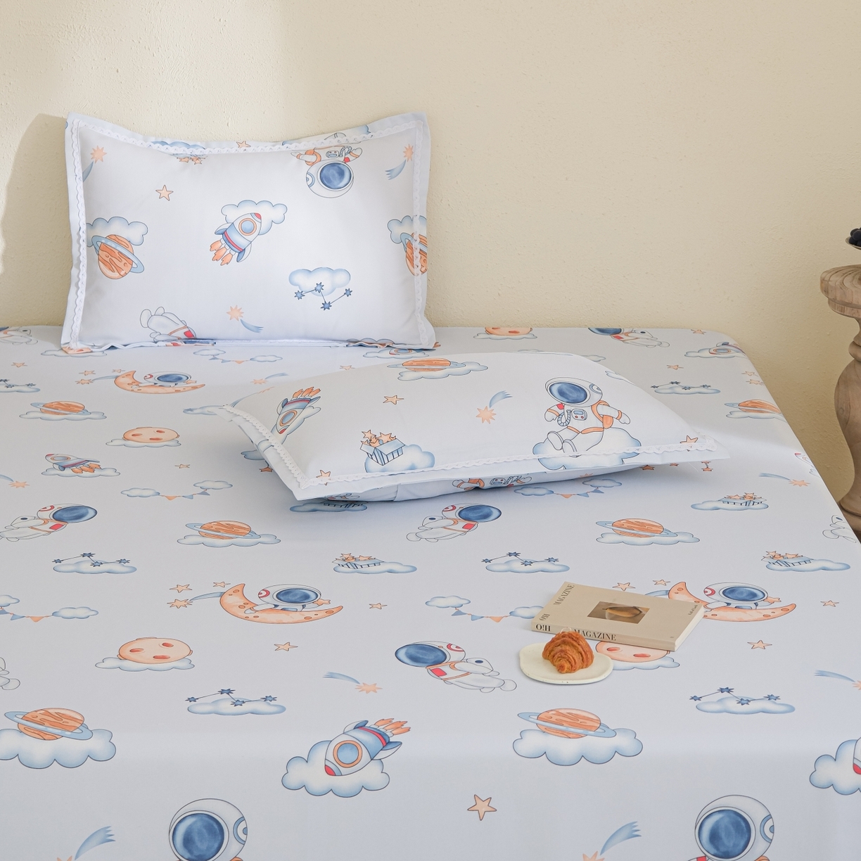 91家纺网 家纺一手货源 找家纺 慕绸家纺（原萌宝老粗布厂家） 2026新款原棉细纱工艺款亲肤柔软老粗布床单凉席席子春夏热门款-直播热卖圆角花边款 快乐星球