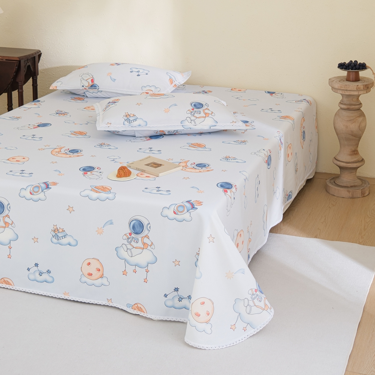 91家纺网 家纺一手货源 找家纺 慕绸家纺（原萌宝老粗布厂家） 2026新款原棉细纱工艺款亲肤柔软老粗布床单凉席席子春夏热门款-直播热卖圆角花边款 快乐星球