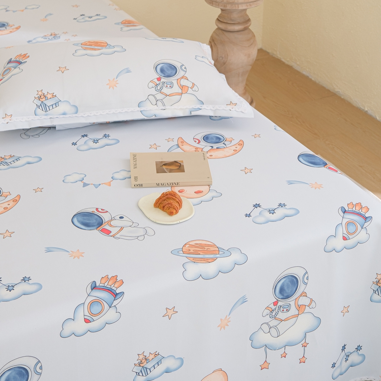 91家纺网 家纺一手货源 找家纺 慕绸家纺（原萌宝老粗布厂家） 2026新款原棉细纱工艺款亲肤柔软老粗布床单凉席席子春夏热门款-直播热卖圆角花边款 快乐星球