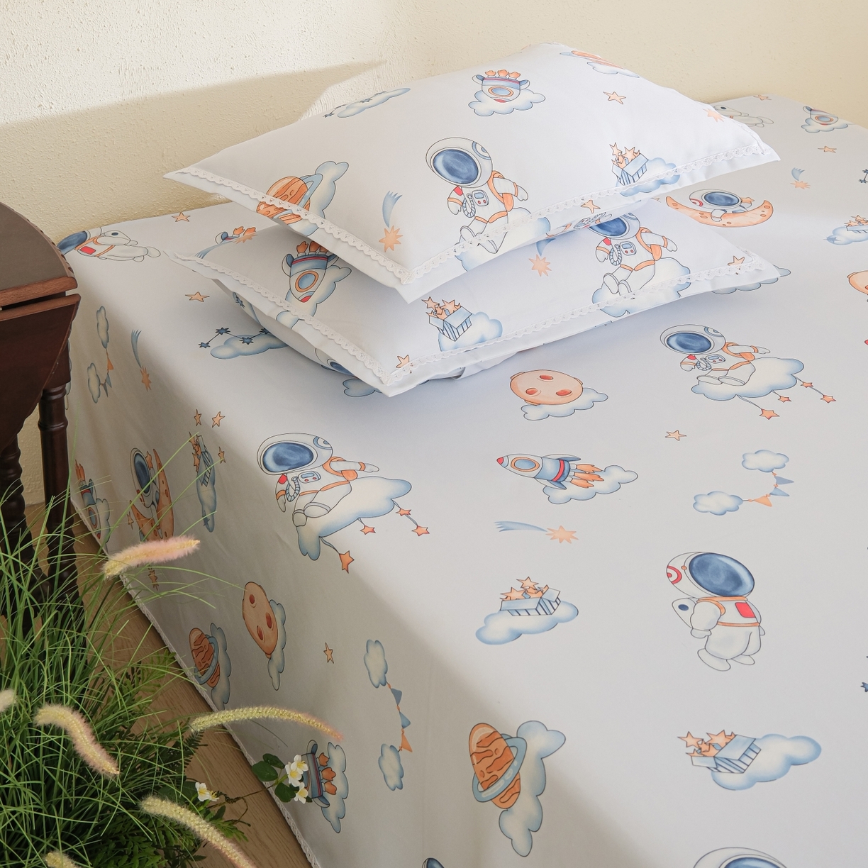 91家纺网 家纺一手货源 找家纺 慕绸家纺（原萌宝老粗布厂家） 2026新款原棉细纱工艺款亲肤柔软老粗布床单凉席席子春夏热门款-直播热卖圆角花边款 快乐星球