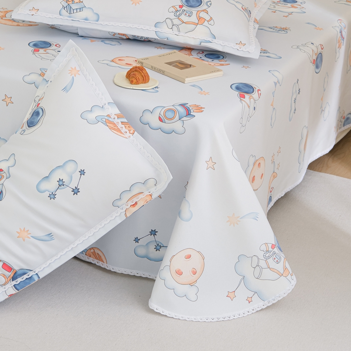 91家纺网 家纺一手货源 找家纺 慕绸家纺（原萌宝老粗布厂家） 2026新款原棉细纱工艺款亲肤柔软老粗布床单凉席席子春夏热门款-直播热卖圆角花边款 快乐星球