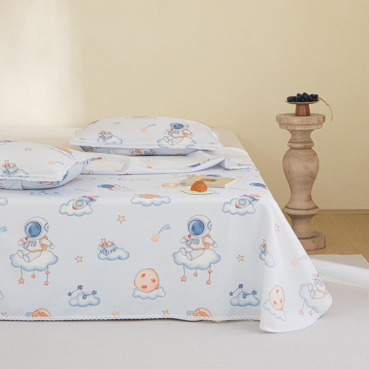 91家纺网 家纺一手货源 找家纺 慕绸家纺（原萌宝老粗布厂家） 2026新款原棉细纱工艺款亲肤柔软老粗布床单凉席席子春夏热门款-直播热卖圆角花边款 快乐星球