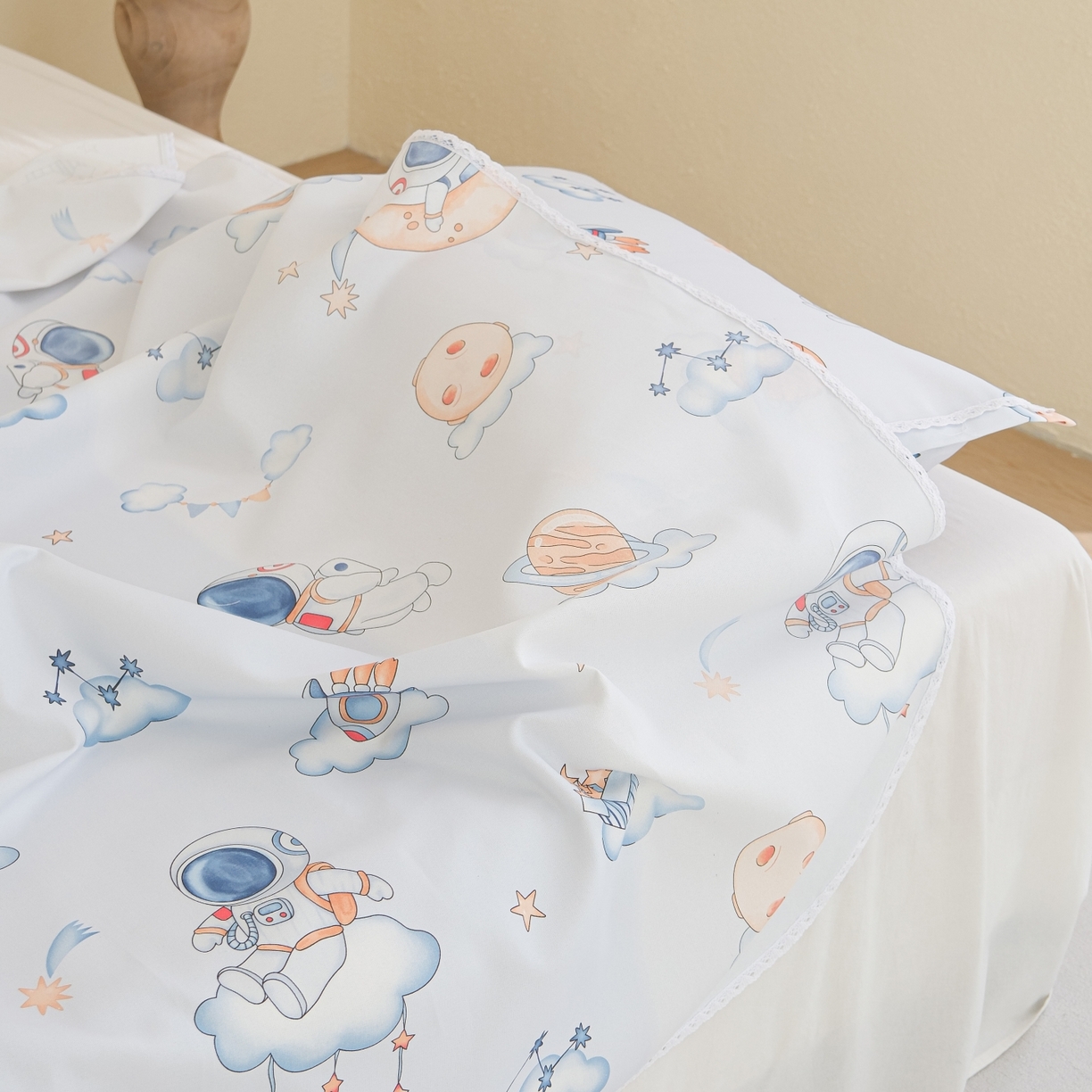 91家纺网 家纺一手货源 找家纺 慕绸家纺（原萌宝老粗布厂家） 2026新款原棉细纱工艺款亲肤柔软老粗布床单凉席席子春夏热门款-直播热卖圆角花边款 快乐星球