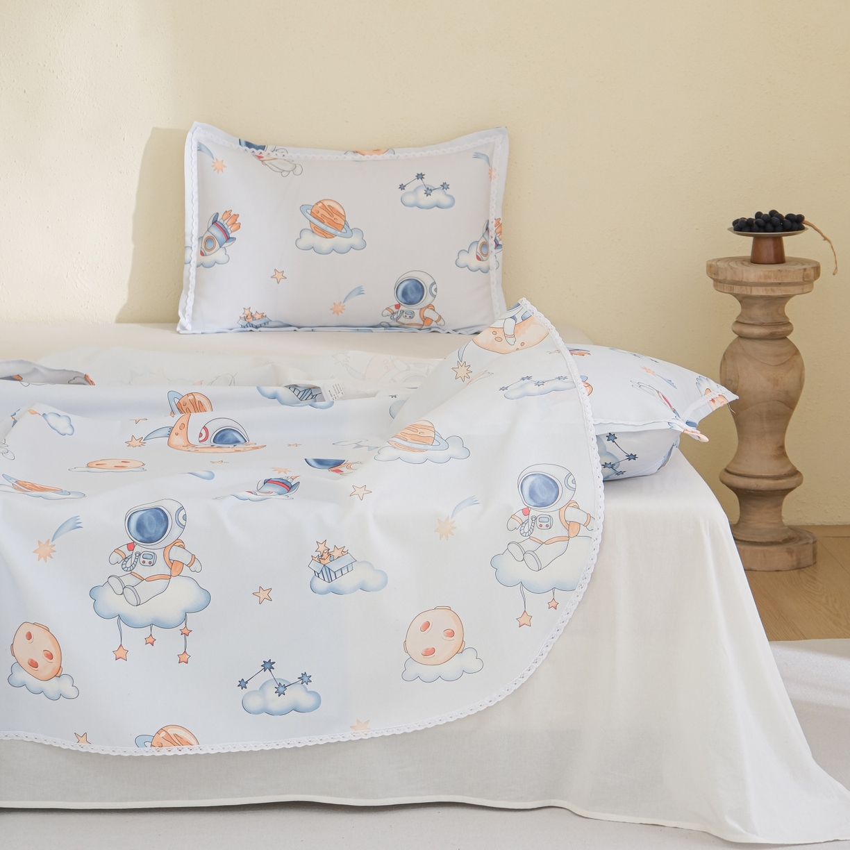 91家纺网 家纺一手货源 找家纺 慕绸家纺（原萌宝老粗布厂家） 2026新款原棉细纱工艺款亲肤柔软老粗布床单凉席席子春夏热门款-直播热卖圆角花边款 快乐星球