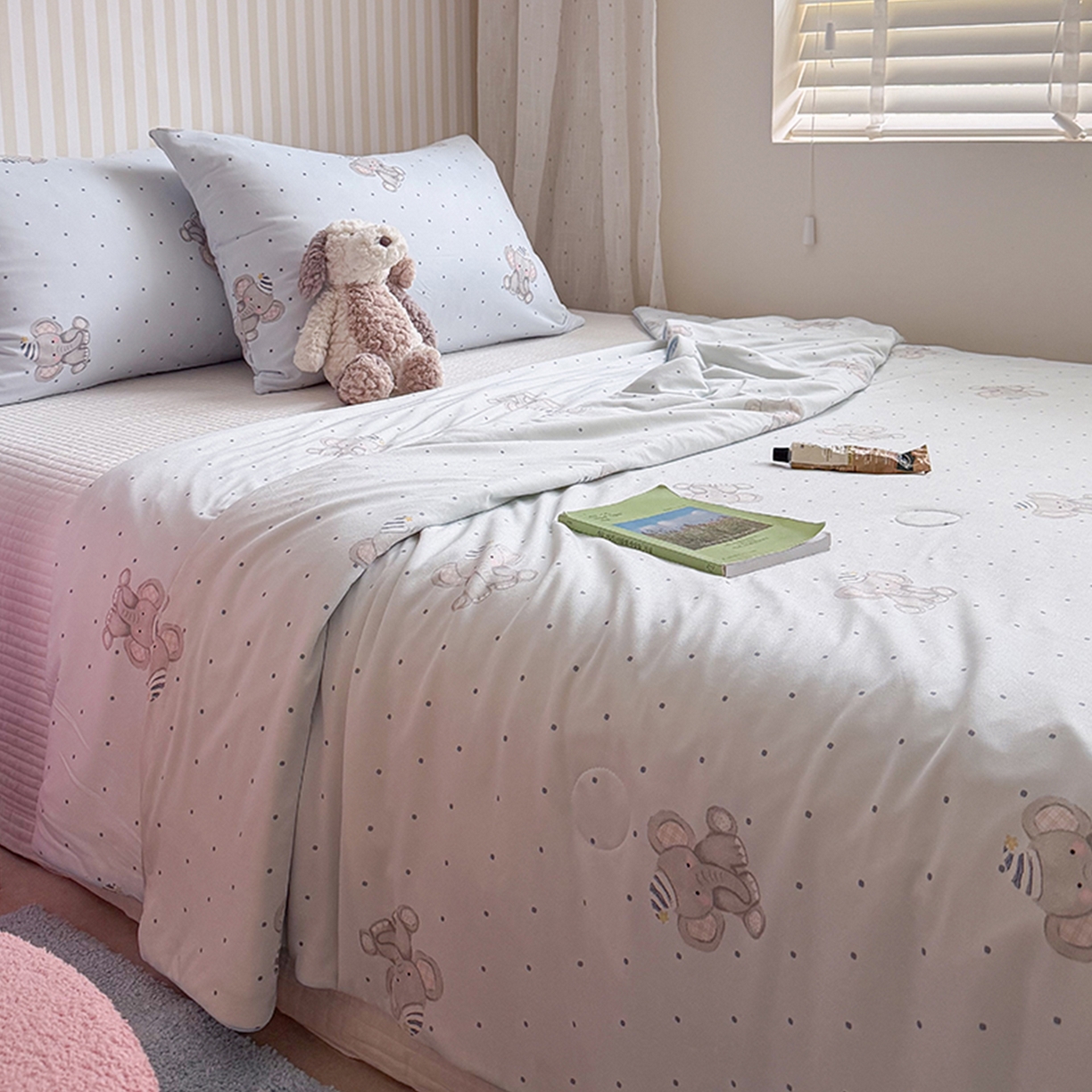 91家纺网 家纺一手货源 找家纺 桃子家居 2026新款A类卡通小清新奶乎乎高品质牛奶丝软糯针织棉嵌绳工艺夏被系列 针织嵌绳-奶雾小象