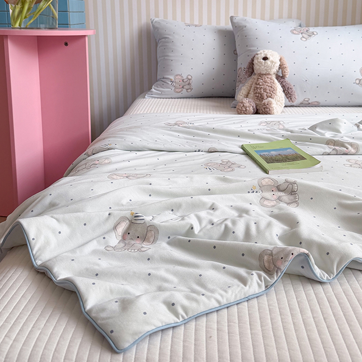 91家纺网 家纺一手货源 找家纺 桃子家居 2026新款A类卡通小清新奶乎乎高品质牛奶丝软糯针织棉嵌绳工艺夏被系列 针织嵌绳-奶雾小象