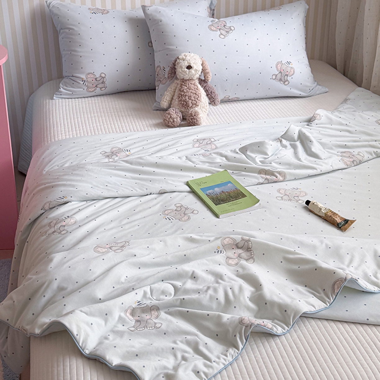 91家纺网 家纺一手货源 找家纺 桃子家居 2026新款A类卡通小清新奶乎乎高品质牛奶丝软糯针织棉嵌绳工艺夏被系列 针织嵌绳-奶雾小象