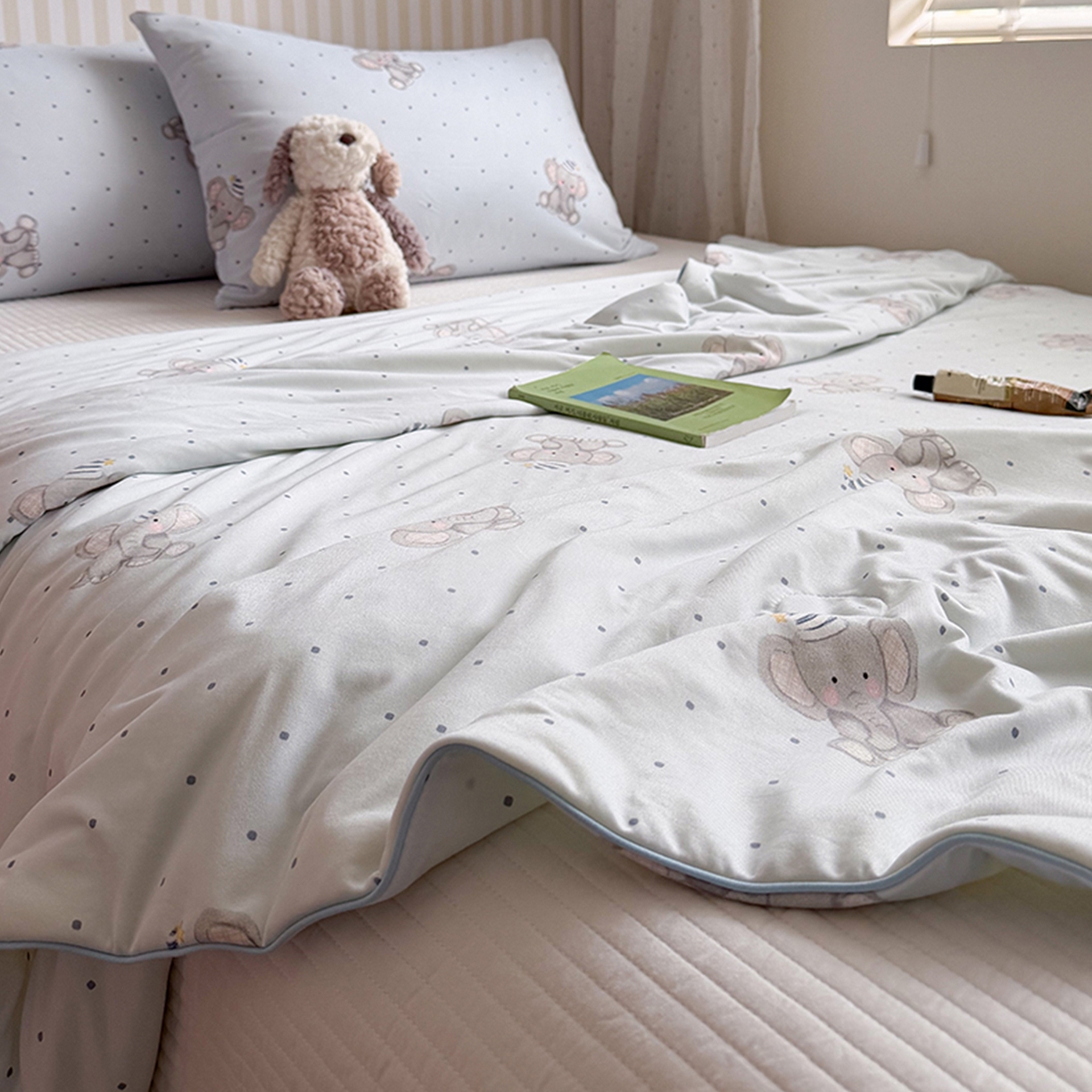 91家纺网 家纺一手货源 找家纺 桃子家居 2026新款A类卡通小清新奶乎乎高品质牛奶丝软糯针织棉嵌绳工艺夏被系列 针织嵌绳-奶雾小象