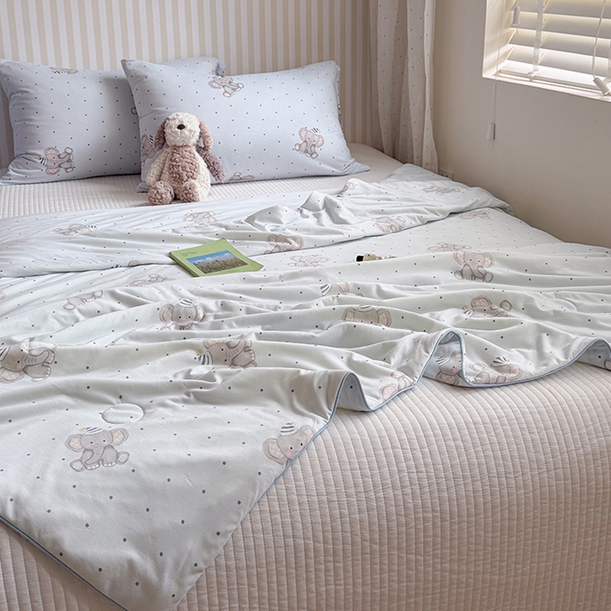 91家纺网 家纺一手货源 找家纺 桃子家居 2026新款A类卡通小清新奶乎乎高品质牛奶丝软糯针织棉嵌绳工艺夏被系列 针织嵌绳-奶雾小象