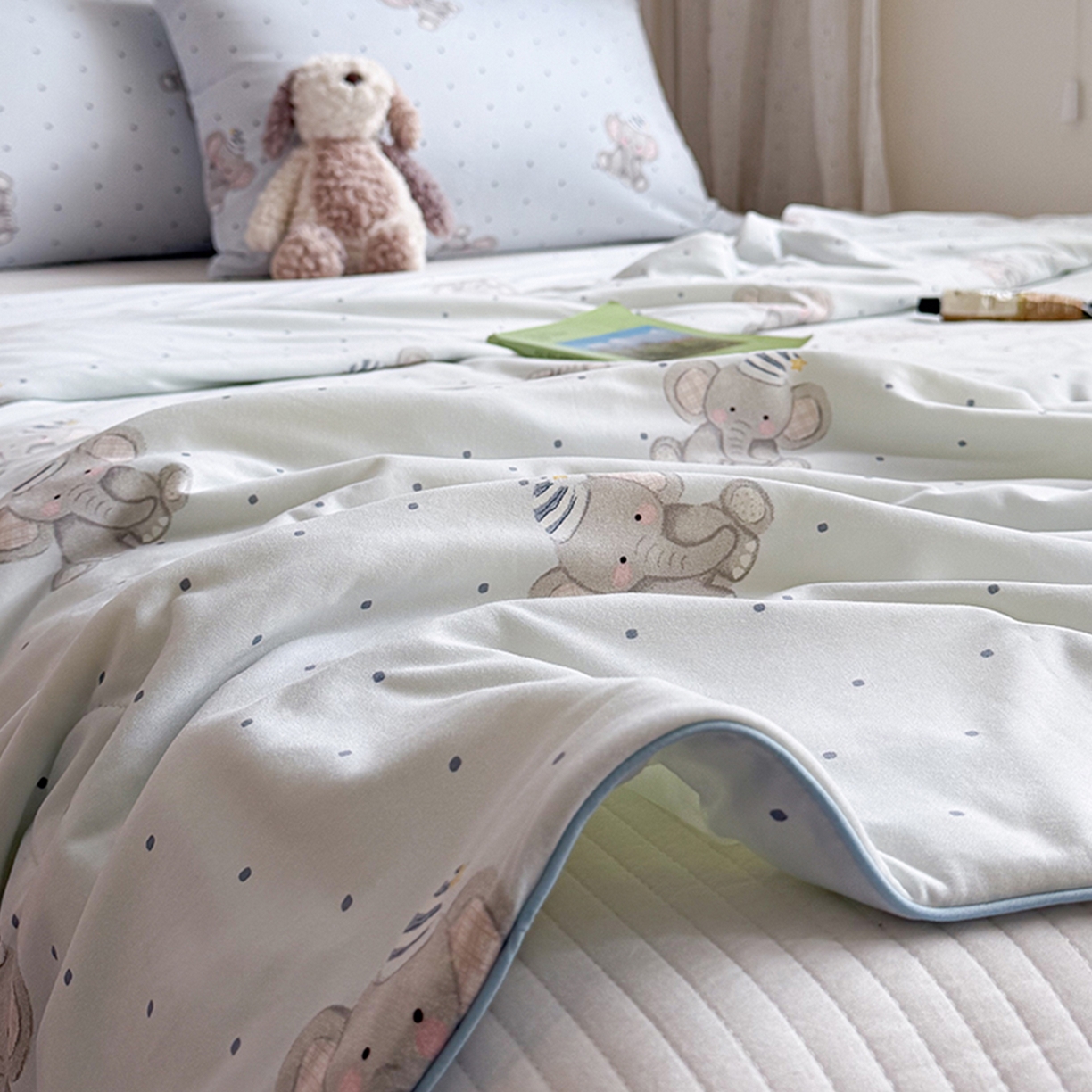 91家纺网 家纺一手货源 找家纺 桃子家居 2026新款A类卡通小清新奶乎乎高品质牛奶丝软糯针织棉嵌绳工艺夏被系列 针织嵌绳-奶雾小象