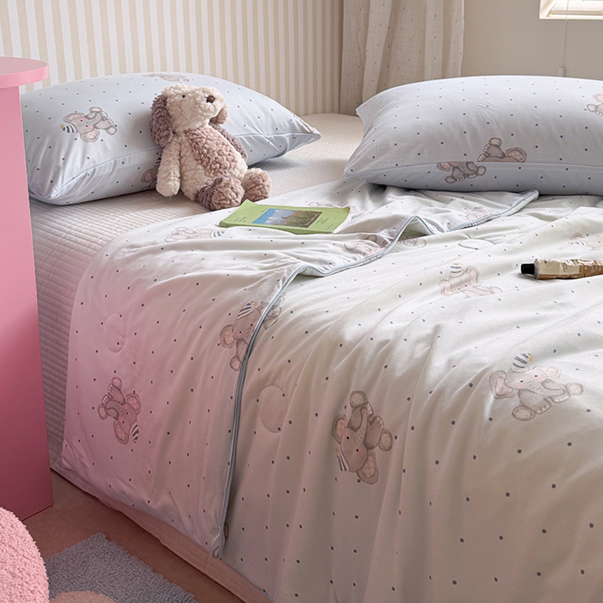 91家纺网 家纺一手货源 找家纺 桃子家居 2026新款A类卡通小清新奶乎乎高品质牛奶丝软糯针织棉嵌绳工艺夏被系列 针织嵌绳-奶雾小象