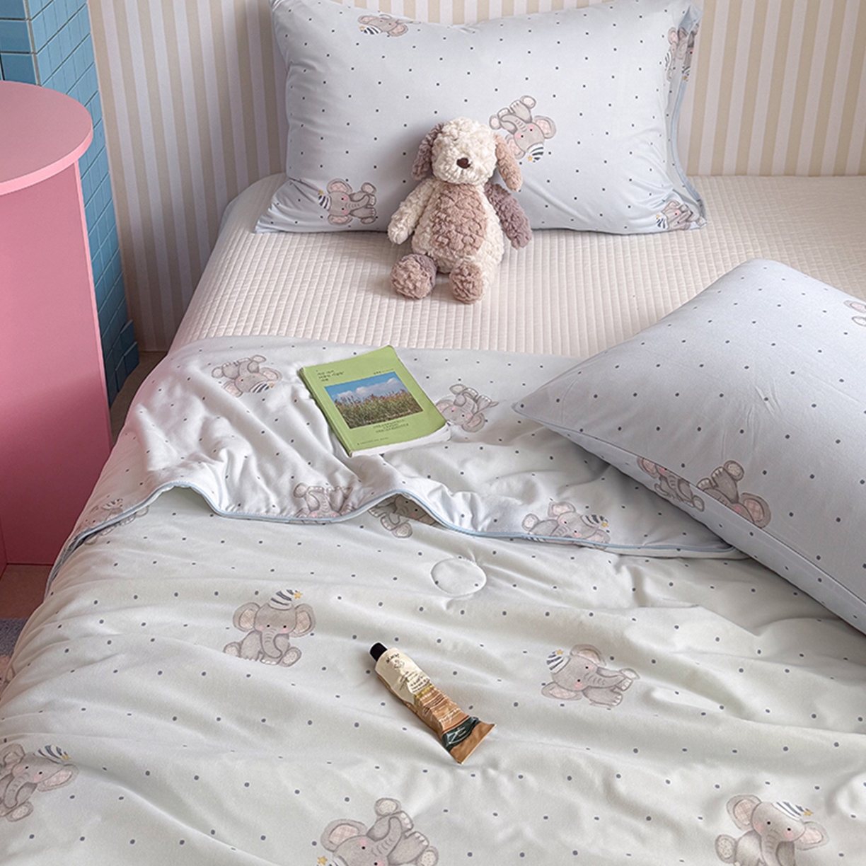 91家纺网 家纺一手货源 找家纺 桃子家居 2026新款A类卡通小清新奶乎乎高品质牛奶丝软糯针织棉嵌绳工艺夏被系列 针织嵌绳-奶雾小象