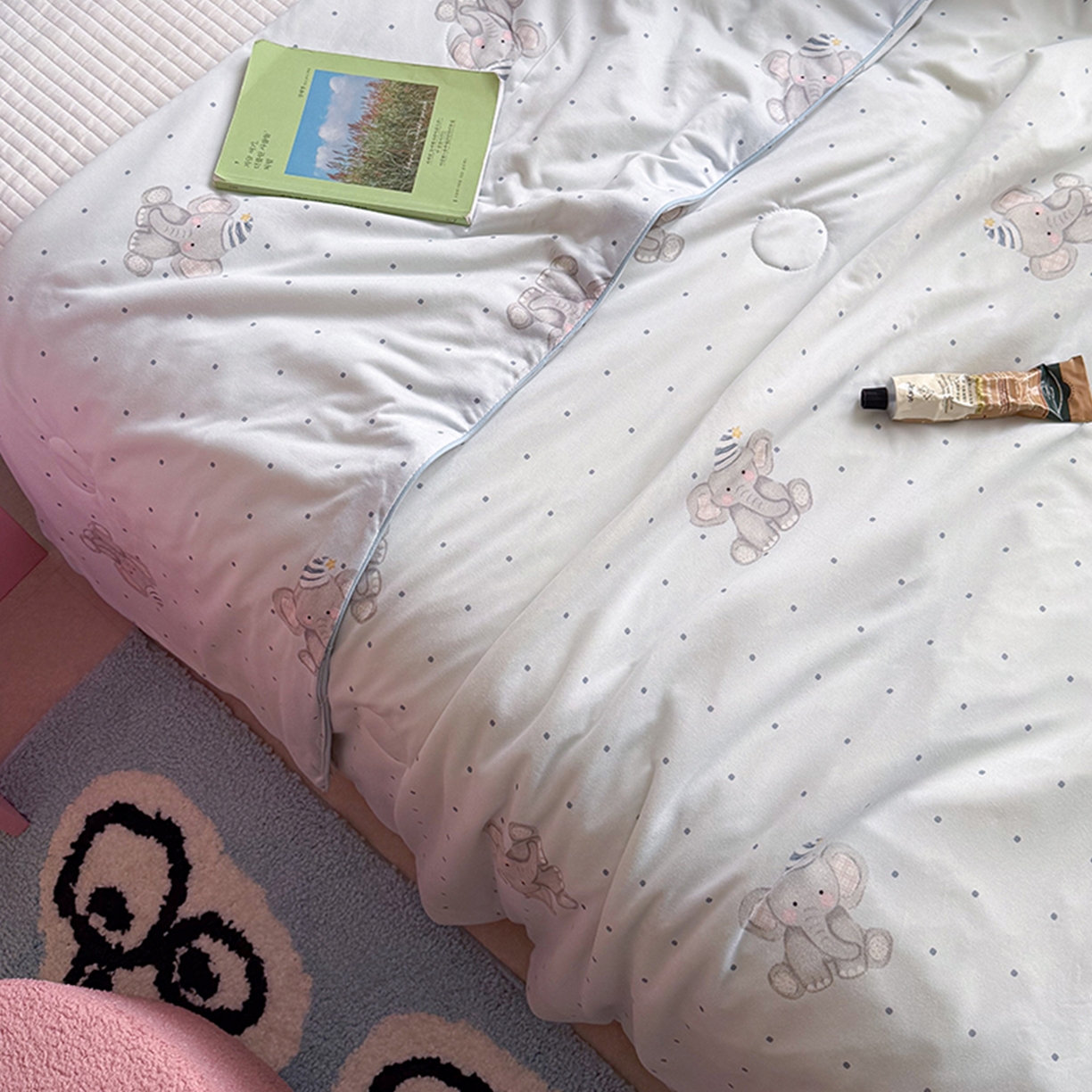 91家纺网 家纺一手货源 找家纺 桃子家居 2026新款A类卡通小清新奶乎乎高品质牛奶丝软糯针织棉嵌绳工艺夏被系列 针织嵌绳-奶雾小象