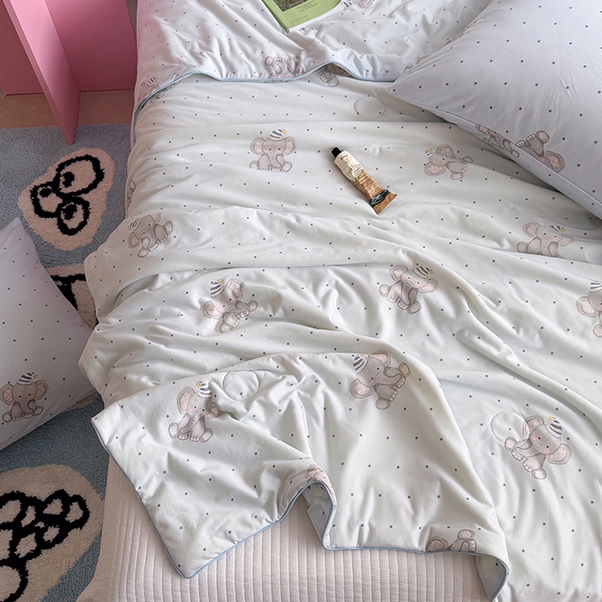 91家纺网 家纺一手货源 找家纺 桃子家居 2026新款A类卡通小清新奶乎乎高品质牛奶丝软糯针织棉嵌绳工艺夏被系列 针织嵌绳-奶雾小象