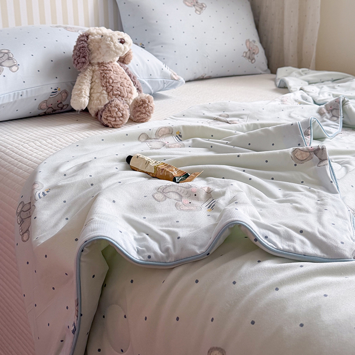 91家纺网 家纺一手货源 找家纺 桃子家居 2026新款A类卡通小清新奶乎乎高品质牛奶丝软糯针织棉嵌绳工艺夏被系列 针织嵌绳-奶雾小象