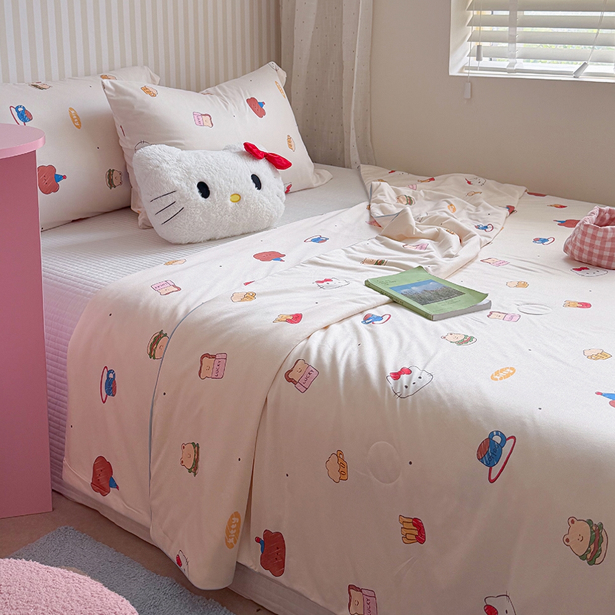 91家纺网 家纺一手货源 找家纺 桃子家居 2026新款A类卡通小清新奶乎乎高品质牛奶丝软糯针织棉嵌绳工艺夏被系列 针织嵌绳-奶杏甜点猫