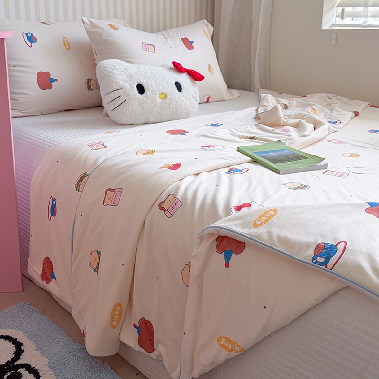 91家纺网 家纺一手货源 找家纺 桃子家居 2026新款A类卡通小清新奶乎乎高品质牛奶丝软糯针织棉嵌绳工艺夏被系列 针织嵌绳-奶杏甜点猫