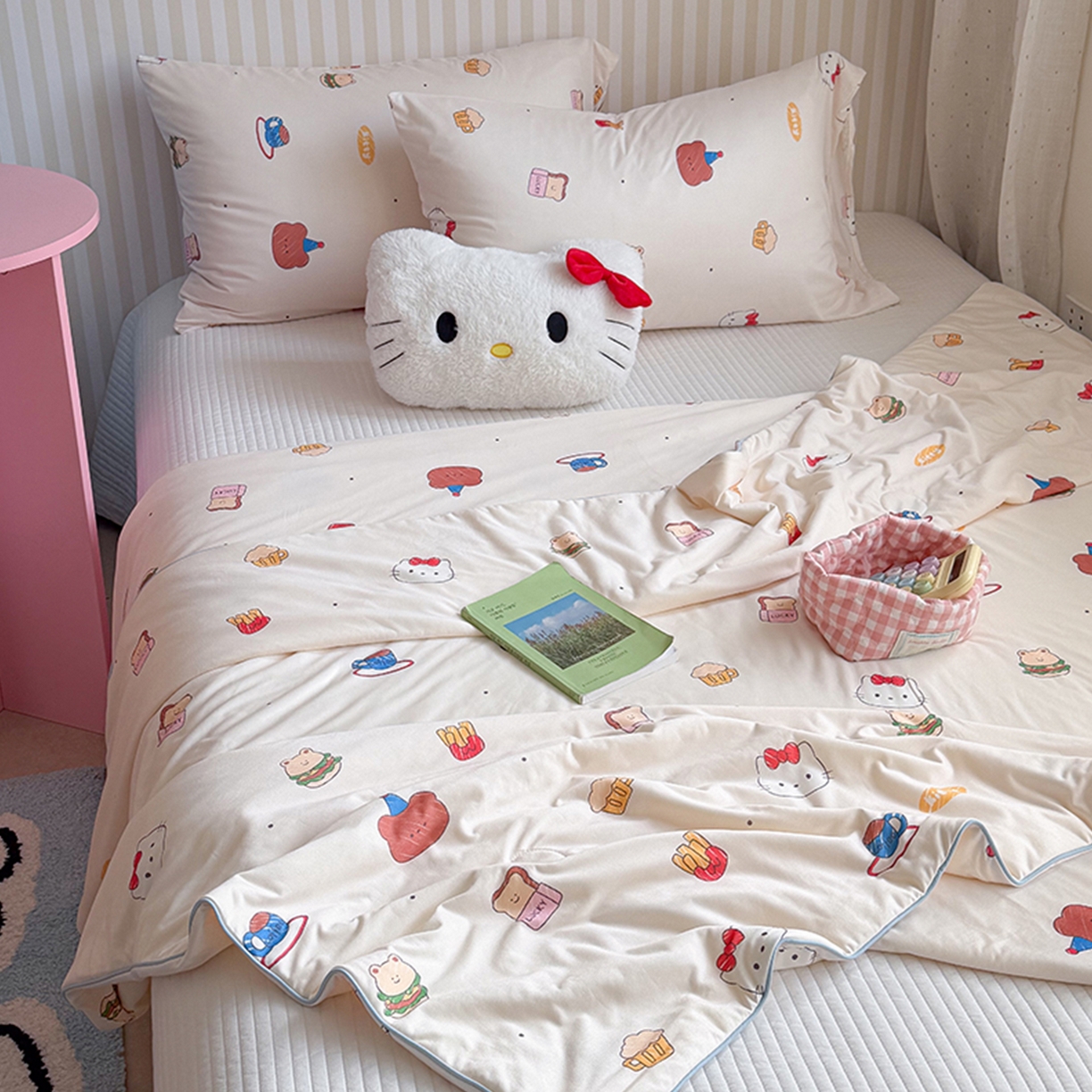 91家纺网 家纺一手货源 找家纺 桃子家居 2026新款A类卡通小清新奶乎乎高品质牛奶丝软糯针织棉嵌绳工艺夏被系列 针织嵌绳-奶杏甜点猫
