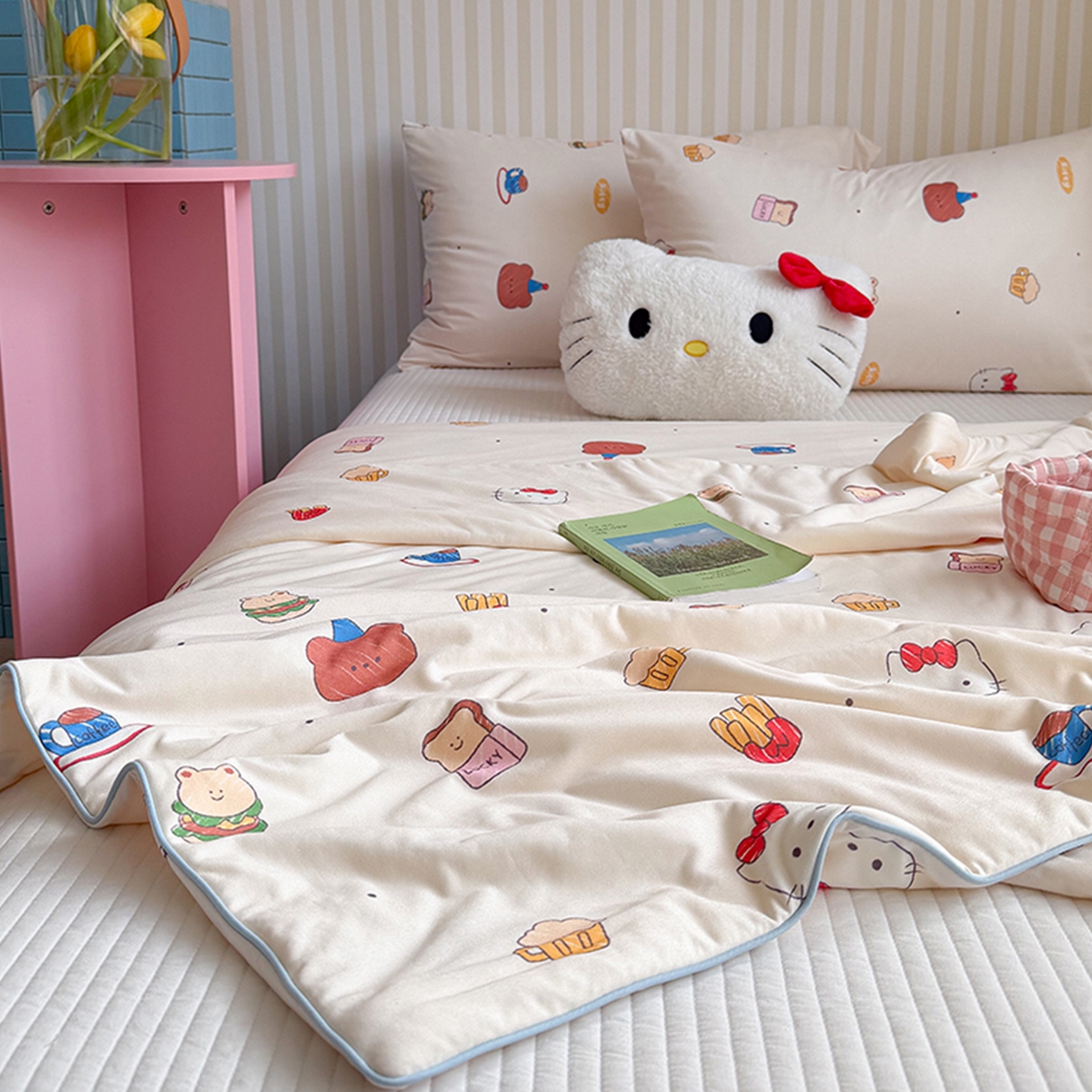 91家纺网 家纺一手货源 找家纺 桃子家居 2026新款A类卡通小清新奶乎乎高品质牛奶丝软糯针织棉嵌绳工艺夏被系列 针织嵌绳-奶杏甜点猫