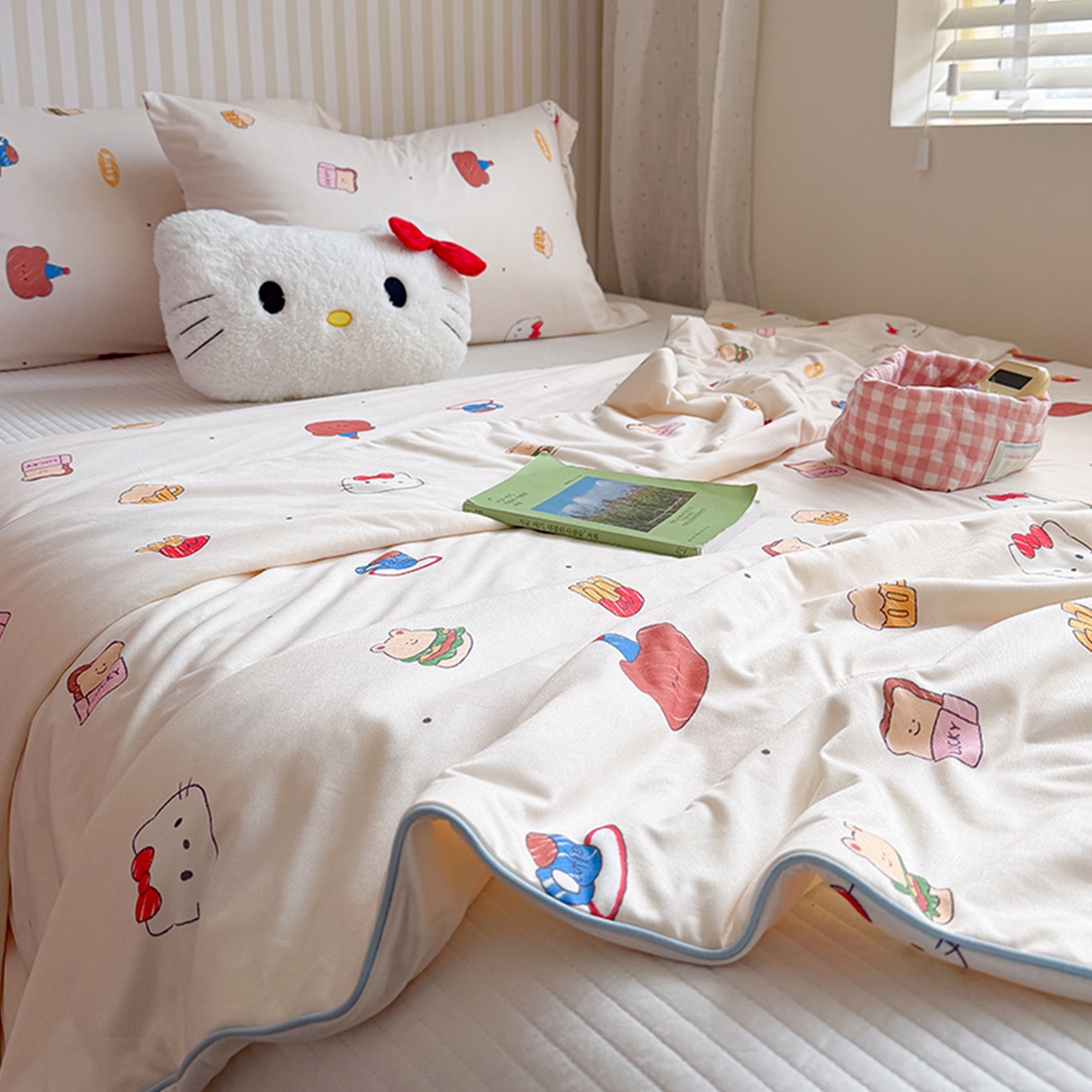 91家纺网 家纺一手货源 找家纺 桃子家居 2026新款A类卡通小清新奶乎乎高品质牛奶丝软糯针织棉嵌绳工艺夏被系列 针织嵌绳-奶杏甜点猫