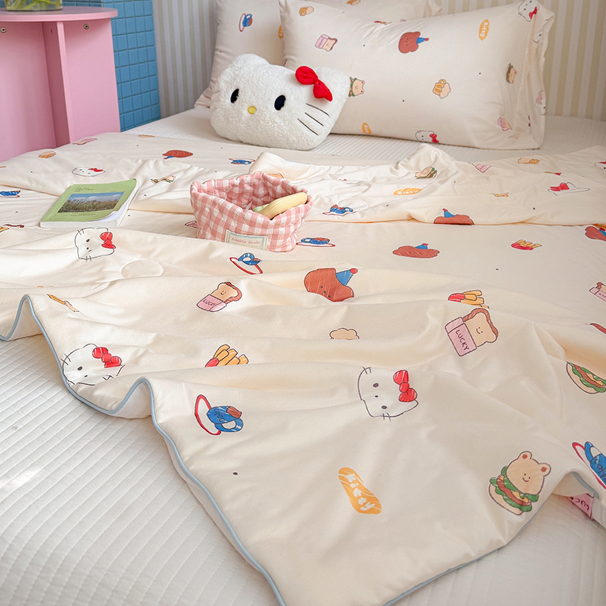 91家纺网 家纺一手货源 找家纺 桃子家居 2026新款A类卡通小清新奶乎乎高品质牛奶丝软糯针织棉嵌绳工艺夏被系列 针织嵌绳-奶杏甜点猫