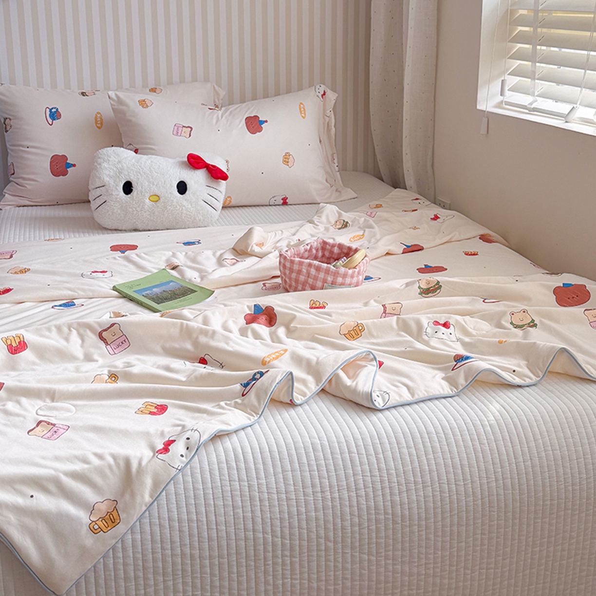 91家纺网 家纺一手货源 找家纺 桃子家居 2026新款A类卡通小清新奶乎乎高品质牛奶丝软糯针织棉嵌绳工艺夏被系列 针织嵌绳-奶杏甜点猫