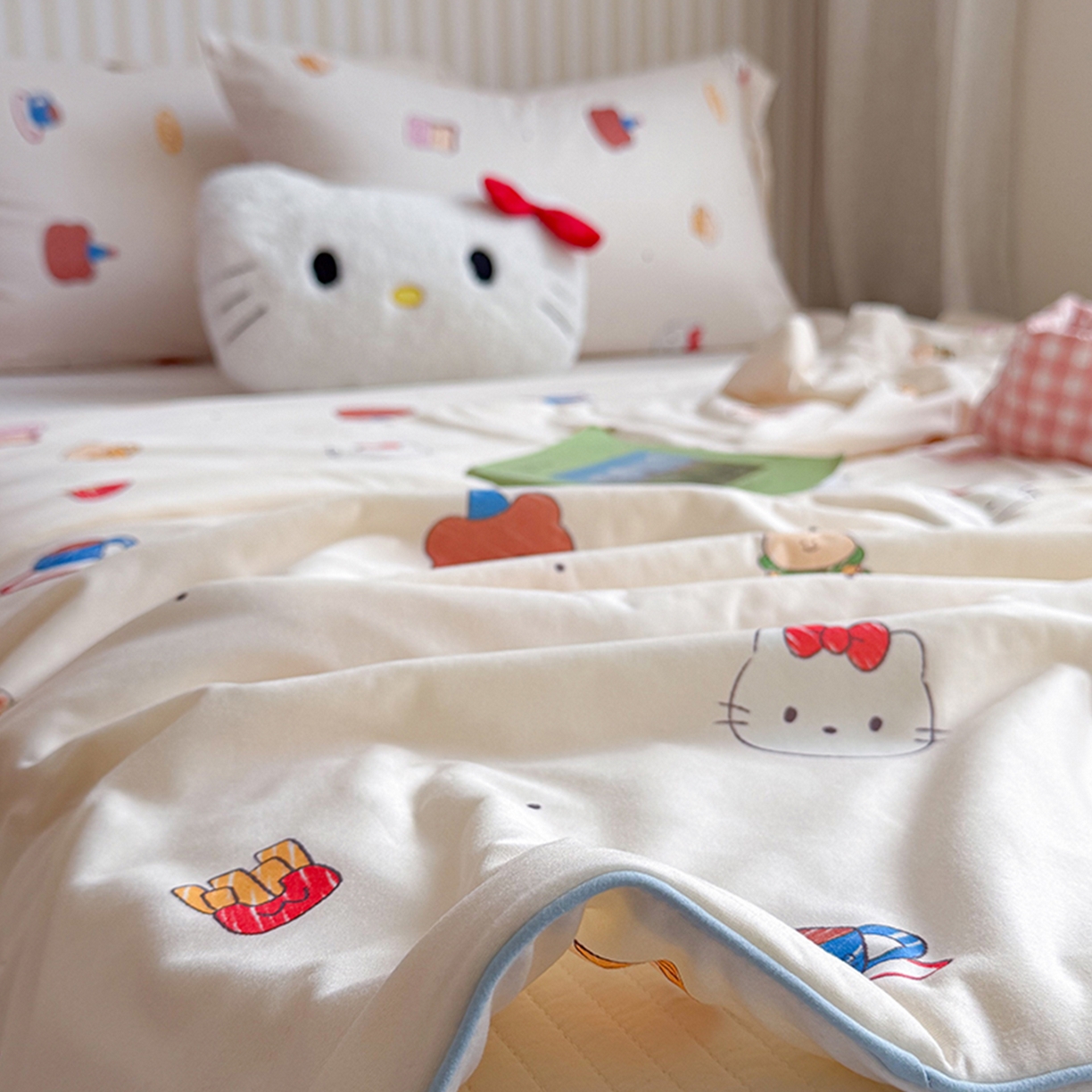 91家纺网 家纺一手货源 找家纺 桃子家居 2026新款A类卡通小清新奶乎乎高品质牛奶丝软糯针织棉嵌绳工艺夏被系列 针织嵌绳-奶杏甜点猫