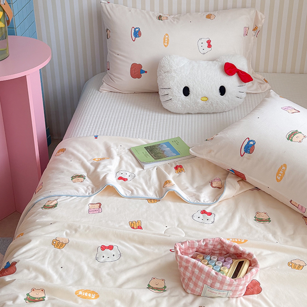 91家纺网 家纺一手货源 找家纺 桃子家居 2026新款A类卡通小清新奶乎乎高品质牛奶丝软糯针织棉嵌绳工艺夏被系列 针织嵌绳-奶杏甜点猫