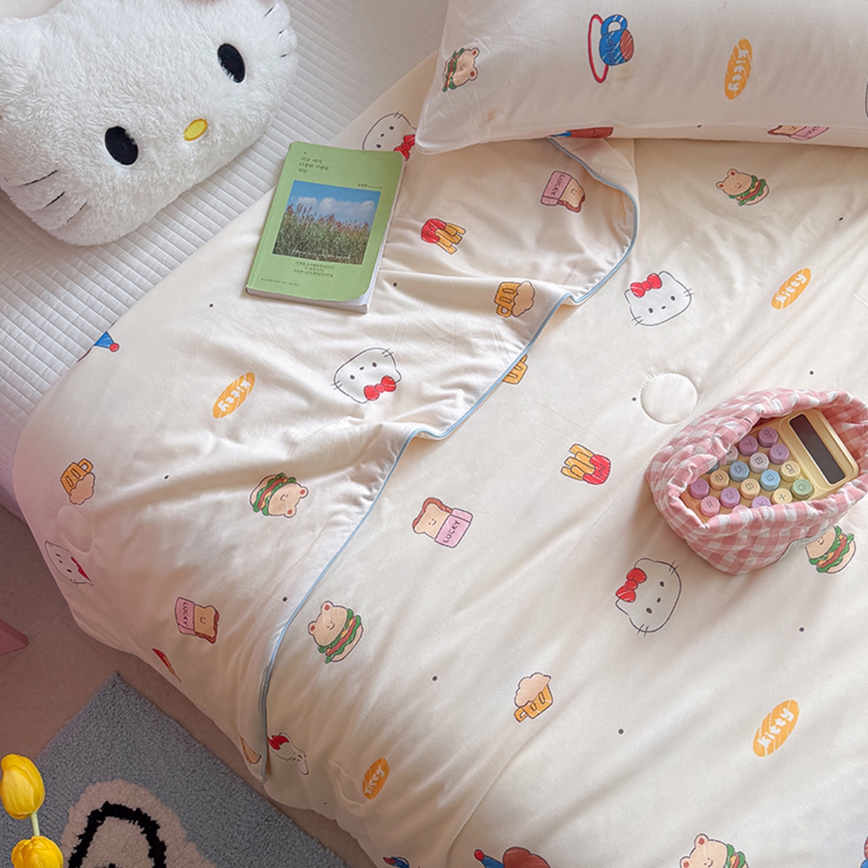 91家纺网 家纺一手货源 找家纺 桃子家居 2026新款A类卡通小清新奶乎乎高品质牛奶丝软糯针织棉嵌绳工艺夏被系列 针织嵌绳-奶杏甜点猫