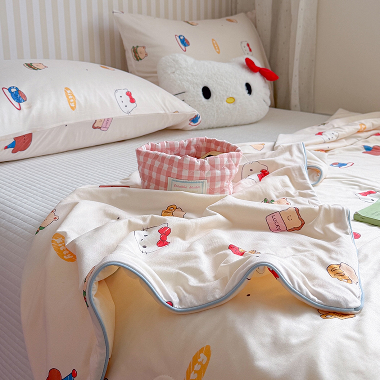 91家纺网 家纺一手货源 找家纺 桃子家居 2026新款A类卡通小清新奶乎乎高品质牛奶丝软糯针织棉嵌绳工艺夏被系列 针织嵌绳-奶杏甜点猫