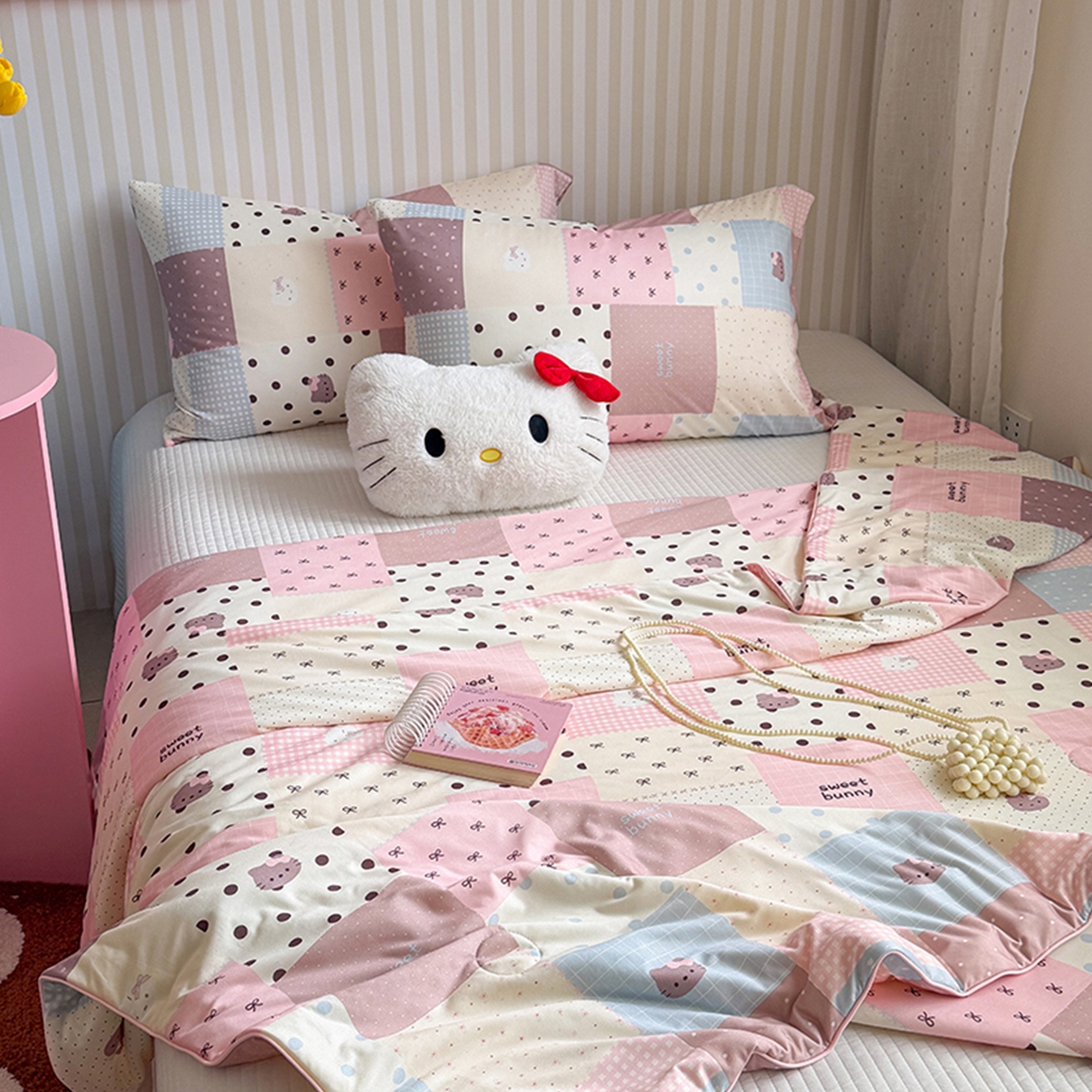 91家纺网 家纺一手货源 找家纺 桃子家居 2026新款A类卡通小清新奶乎乎高品质牛奶丝软糯针织棉嵌绳工艺夏被系列 针织嵌绳-奶盐格粉纹猫咪