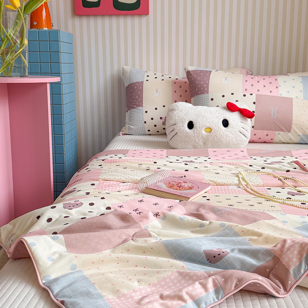 91家纺网 家纺一手货源 找家纺 桃子家居 2026新款A类卡通小清新奶乎乎高品质牛奶丝软糯针织棉嵌绳工艺夏被系列 针织嵌绳-奶盐格粉纹猫咪